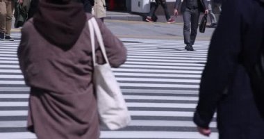 Shinjuku kentindeki yürüyen insanların vücut parçaları yüksek hızda.