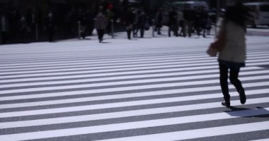 Shinjuku kentindeki yürüyen insanların vücut parçaları yüksek hızda.