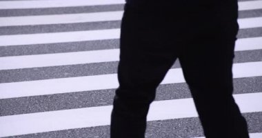 Shinjuku kentindeki yürüyen insanların vücut parçaları yüksek hızda.