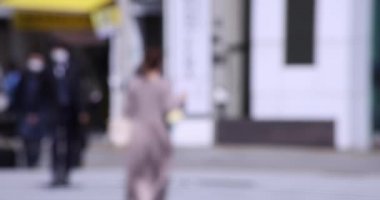 Shinjuku kentindeki Japon iş adamlarının yürüme hızı düştü.
