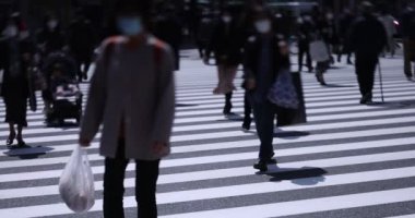 Shinjuku kentindeki yürüyen insanların vücut parçaları yüksek hızda.
