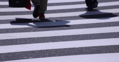 Shinjuku kentindeki yürüyen insanların vücut parçaları yüksek hızda.