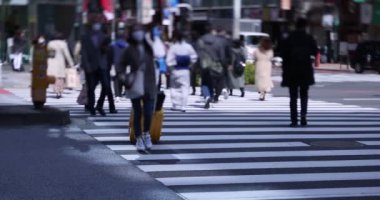 Shinjuku kentindeki yürüyen insanların vücut parçaları yüksek hızda.