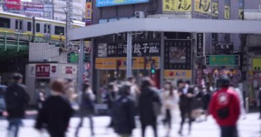 Shinjuku kentindeki Japon iş adamlarının yürüme hızı çok yüksek.