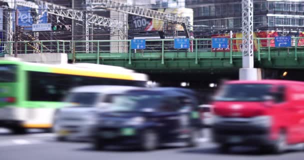 Una alta velocidad de caminar a los empresarios japoneses en la ciudad urbana de Shinjuku — Vídeos de Stock