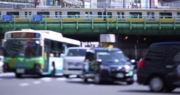 Висока швидкість ходьби японських бізнесменів у місті Сіндзюку. — стокове відео