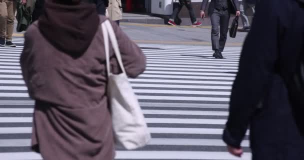 Een hoge snelheid van het lichaam delen van wandelende mensen op stedelijke stad in Shinjuku — Stockvideo