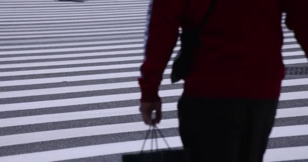 Shinjuku kentindeki yürüyen insanların vücut parçaları yüksek hızda. — Stok video