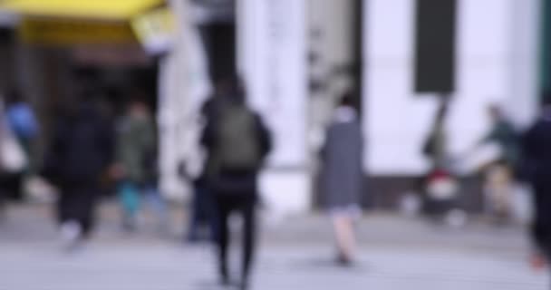 Uma alta velocidade de caminhar empresários japoneses na cidade urbana de Shinjuku desfocado — Vídeo de Stock