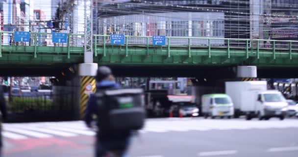 Una alta velocidad de caminar a los empresarios japoneses en la ciudad urbana de Shinjuku — Vídeos de Stock