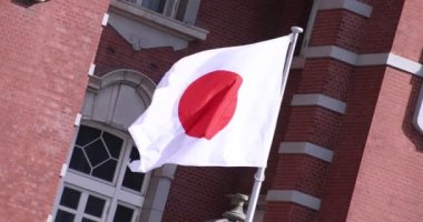 Tokyo İstasyonu etrafında Japon Ulusal Bayrağı