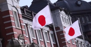 Tokyo İstasyonu etrafında Japon Ulusal Bayrağı