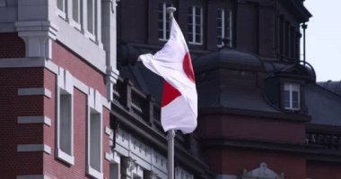 Tokyo İstasyonu etrafında Japon Ulusal Bayrağı