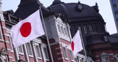 Tokyo İstasyonu etrafında Japon Ulusal Bayrağı