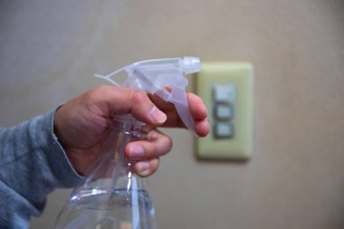 Gündüz vakti erkek eli dezenfekte ve silme düğmesi