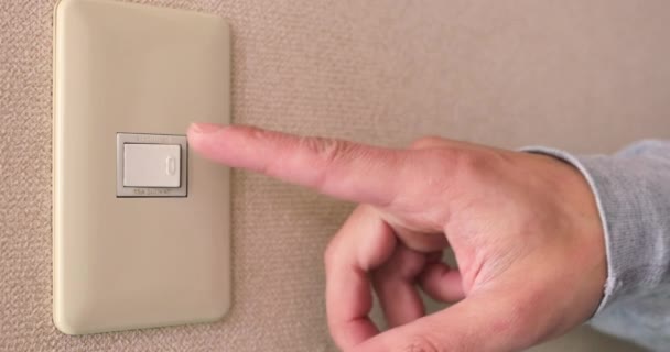 Interruptor de luz empujando por mano masculina primer plano diurno — Vídeos de Stock