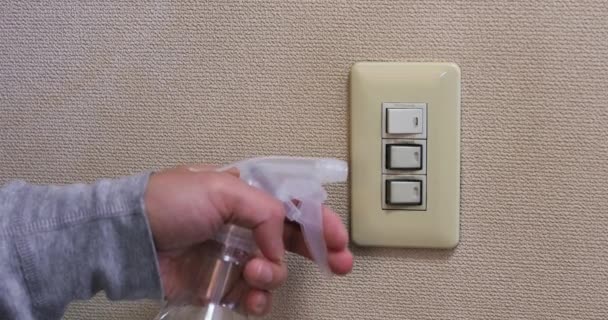 Desinfectando e limpando interruptor por mão masculina closeup diurno — Vídeo de Stock