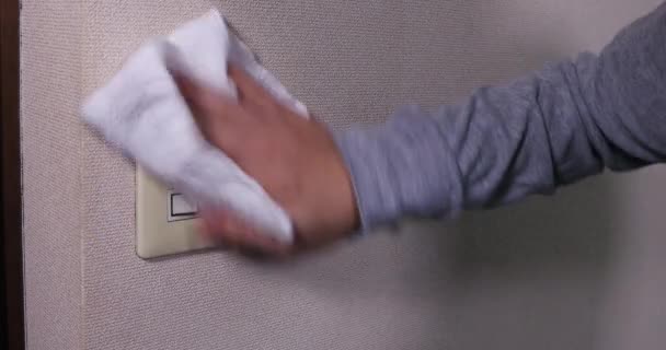 Interruptor de desinfección y limpieza por mano masculina de cerca durante el día — Vídeos de Stock
