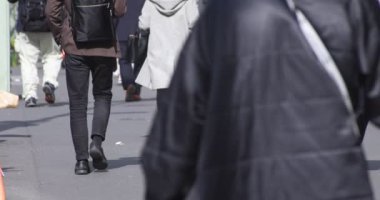 Shinjuku kentindeki yürüyen insanların vücut parçaları yüksek hızda.