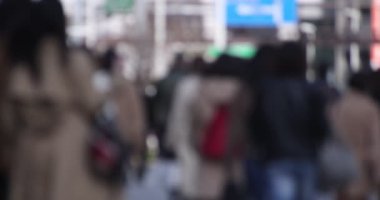 Shinjuku 'daki şehir merkezinde yüksek hızlı yürüyen ofis çalışanları.