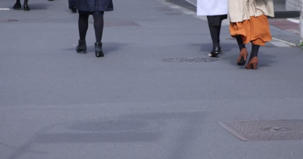 Shinjuku kentindeki yürüyen insanların vücut parçaları yüksek hızda. — Stok video