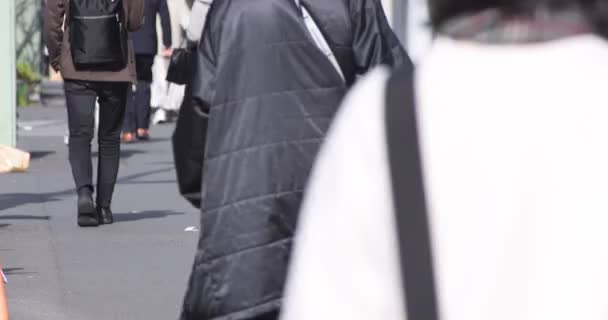 Une grande vitesse des parties du corps des personnes qui marchent dans la ville urbaine de Shinjuku — Video