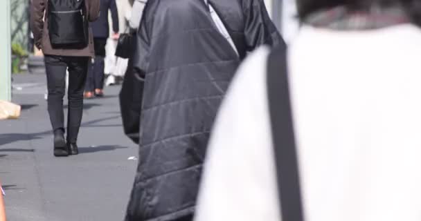 Una alta velocidad de partes del cuerpo de personas que caminan en la ciudad urbana de Shinjuku — Vídeo de stock