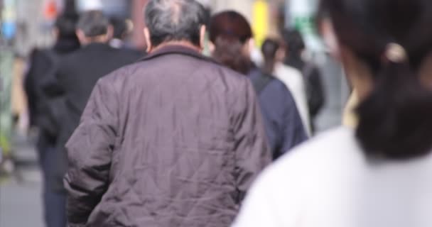 Een hoge snelheid van wandelende kantoormedewerkers in stedelijke stad in Shinjuku — Stockvideo