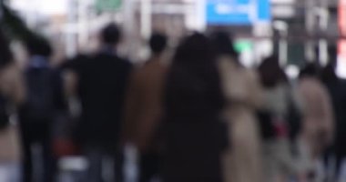 Shinjuku 'daki şehir merkezinde yüksek hızlı yürüyen ofis çalışanları.