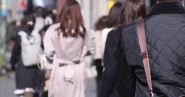 Shinjuku 'daki şehir merkezinde yüksek hızlı yürüyen ofis çalışanları.