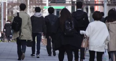 Shinjuku 'daki şehir merkezinde yüksek hızlı yürüyen ofis çalışanları.