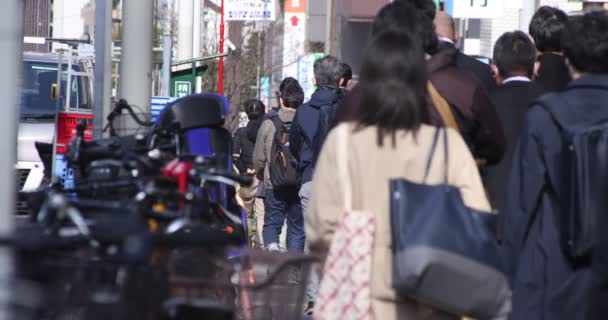 En høj hastighed af gående kontorarbejdere i byen i Shinjuku – Stock-video
