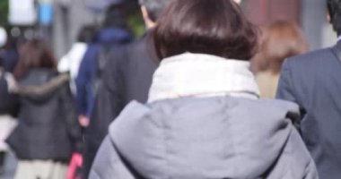 Shinjuku 'daki şehir merkezinde yüksek hızlı yürüyen ofis çalışanları.