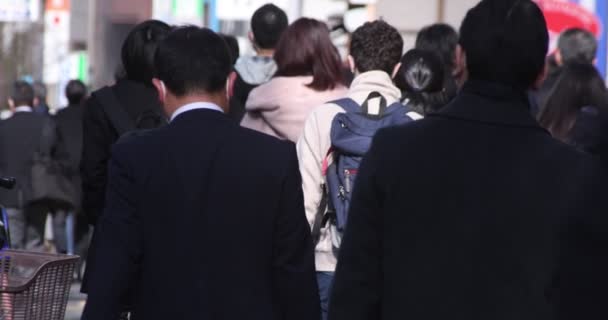 Una alta velocidad de los trabajadores de oficina a pie en la ciudad urbana de Shinjuku — Vídeo de stock