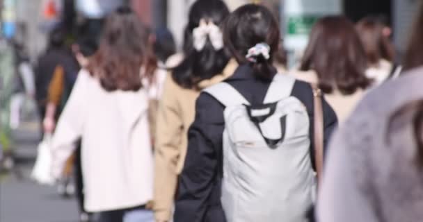 Een hoge snelheid van wandelende kantoormedewerkers in stedelijke stad in Shinjuku — Stockvideo