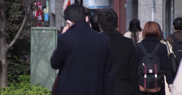 Wysoka szybkość spacerowych biurowców w miejskim mieście w Shinjuku — Wideo stockowe