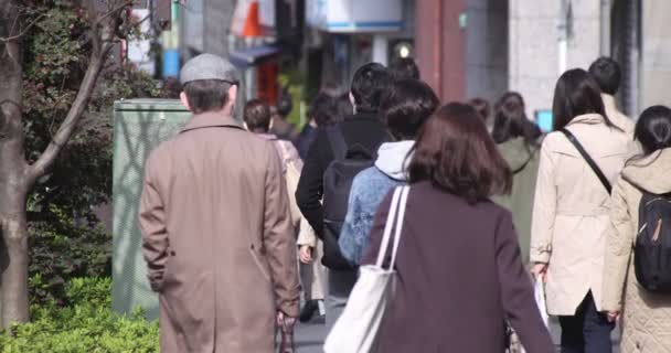 Shinjuku 'daki şehir merkezinde yüksek hızlı yürüyen ofis çalışanları. — Stok video