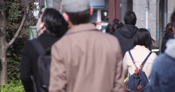 Een hoge snelheid van wandelende kantoormedewerkers in stedelijke stad in Shinjuku — Stockvideo