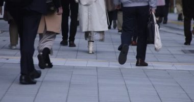 Shinjuku kentindeki yürüyen insanların vücut parçaları yüksek hızda.