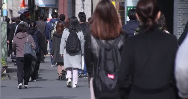 Une grande vitesse de marche des employés de bureau dans la ville urbaine de Shinjuku — Video