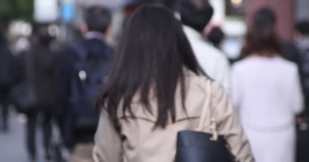 Uma alta velocidade de trabalhadores de escritório ambulantes na cidade urbana de Shinjuku — Vídeo de Stock