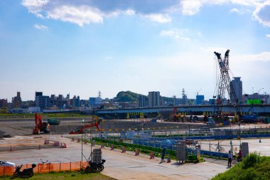 Gündüz vakti yapım aşamasında hareket eden vinçlerin zamanlaması
