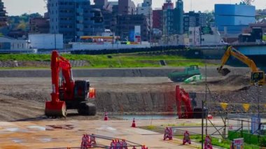 Yapım aşamasındaki gündüz zoom 'da hareket eden vinçlerin zamanlaması
