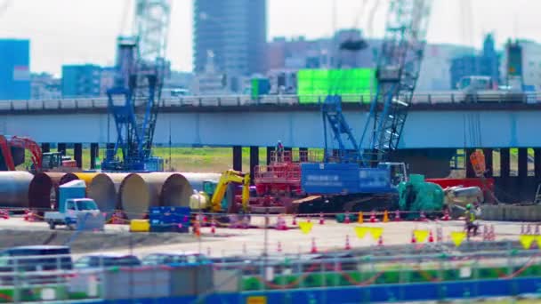 Un timelapse di gru in miniatura in movimento presso la panning tiltshift in costruzione — Video Stock