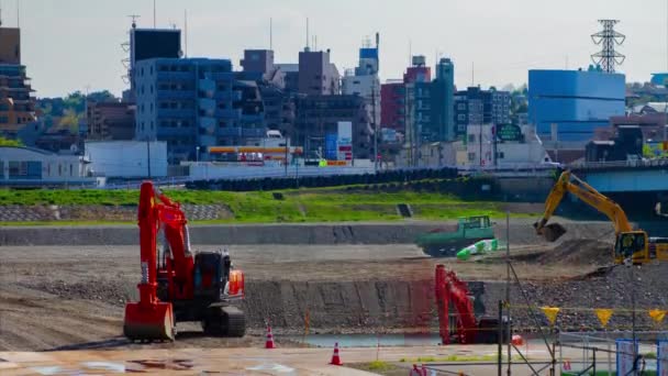 Un timelapse de grúas móviles en la inclinación diurna en construcción — Vídeos de Stock