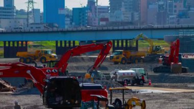 Gündüz saatlerinde yapım aşamasındaki vinçlerin hareket ettiği bir zaman aralığı.