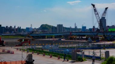 Gündüz saatlerinde yapım aşamasındaki hareket halindeki vinçlerin çekim süresi