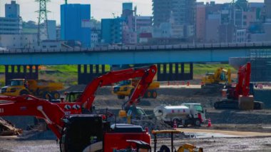 Gündüz saatlerinde yapım aşamasında hareket eden vinçlerin zaman çizelgesi.