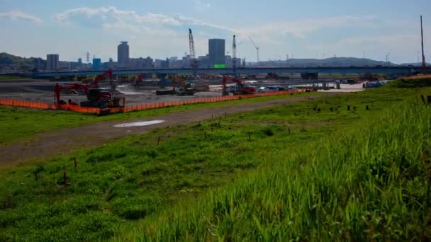 Un timelapse de grues mobiles à la diurne en cours de construction panoramique — Video