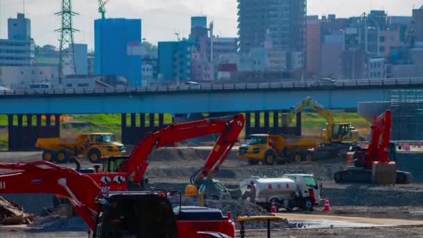 Un timelapse de grues mobiles à l'inclinaison diurne en cours de construction — Video